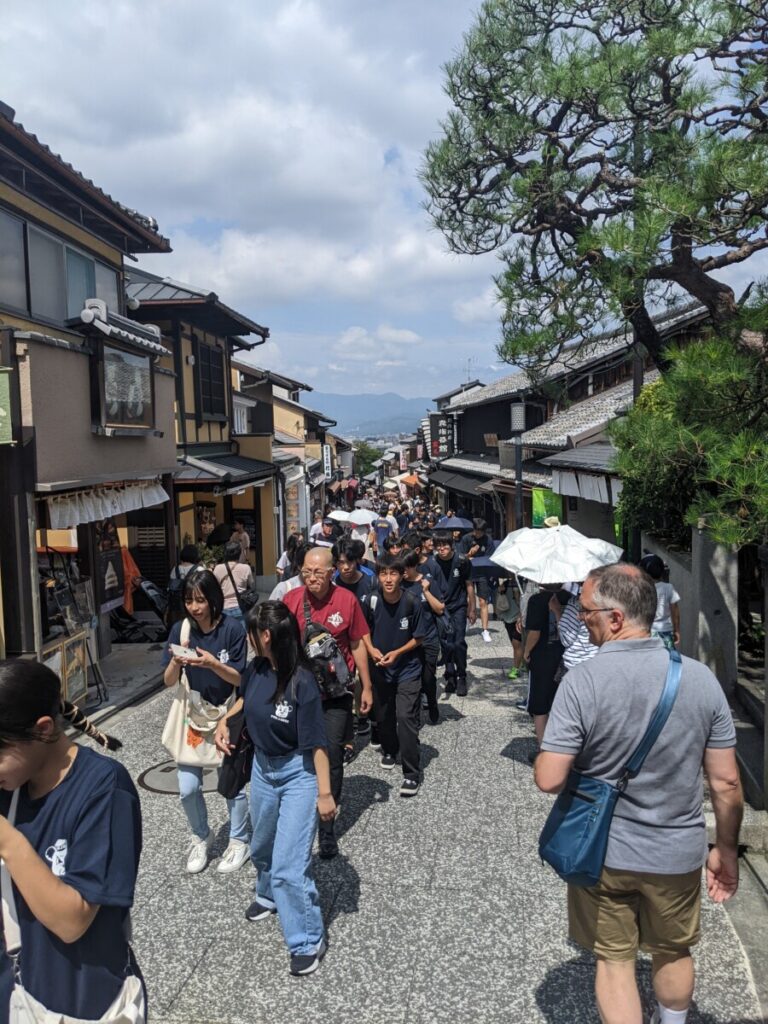 Crowds in eastern Kyoto