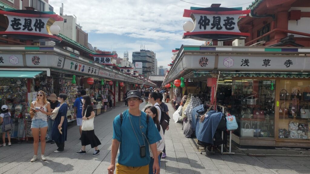 Nakamise-dori shopping street.